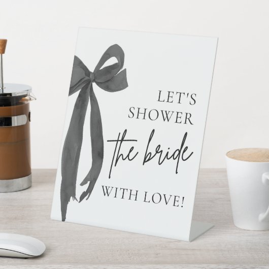 Schwarzer Bow. Wir duschen die Braut mit Liebe-Zei Sockelschild (In SItu)