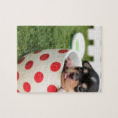 Schwarzer Chihuahua-Welpe in einer roten Spotter Puzzle (Horizontal)