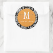Schwarzer Damask Orange Monogram-Hochzeitsticker Runder Aufkleber (Tasche)