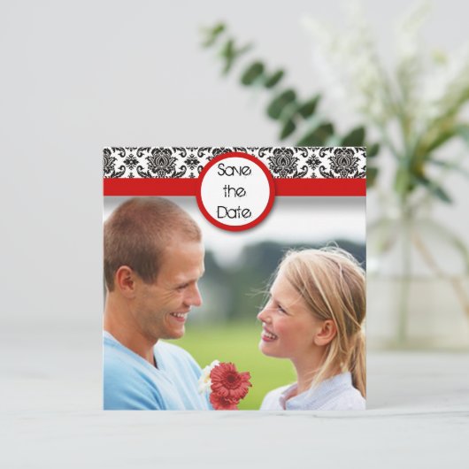 Schwarzer Damast auf weißem, rotem Trimm Save the Save The Date (Stehend Vorderseite)