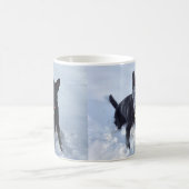 Schwarzer Deutscher Hirte in der Schnee zwei Ansic Kaffeetasse (Mittel)