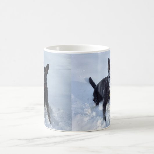 Schwarzer Deutscher Hirte in der Schnee zwei Ansic Kaffeetasse (Mittel)