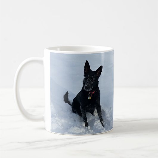 Schwarzer Deutscher Hirte in der Schnee zwei Ansic Kaffeetasse (Links)
