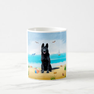 Schwarzer Deutscher Schäferhund am Strand Kaffeetasse