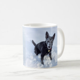 Schwarzer Deutscher Schäferhund im Schnee Zwei Ans Kaffeetasse