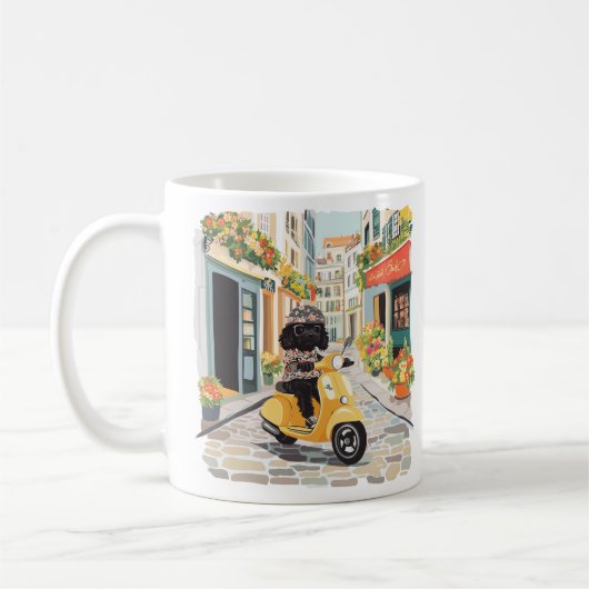 Schwarzer Doodle fährt mit Roller durch europäisch Kaffeetasse (Links)