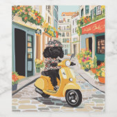 Schwarzer Doodle fährt mit Roller durch europäisch Weinetikett (Einzelnes Label)