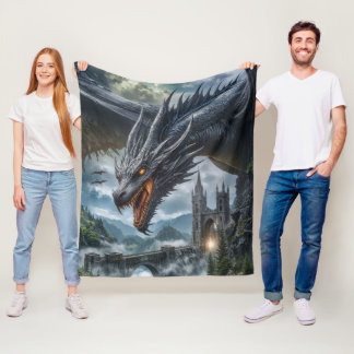 Schwarzer Drache bewacht eine gotische Burg in den Fleecedecke