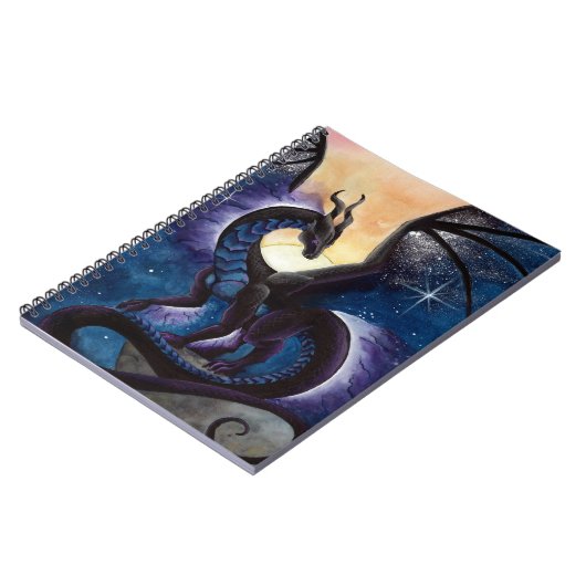 Schwarzer Drache mit nächtlichem Himmel durch Notizblock (Linke Seite)