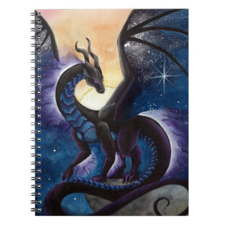 Schwarzer Drache mit nächtlichem Himmel durch Notizblock