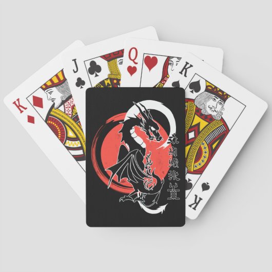 Schwarzer Drache, roter Mond, der Karten spielt Spielkarten (Rückseite)