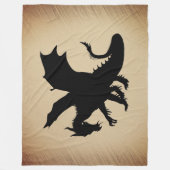 Schwarzer Drache rustikaler Hintergrund Fleecedecke (Vorderseite)