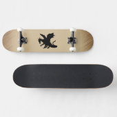 Schwarzer Drache rustikaler Hintergrund Skateboard (Horizontal)