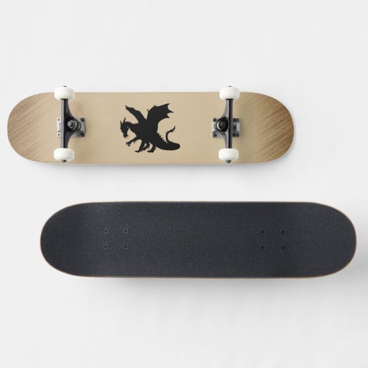 Schwarzer Drache rustikaler Hintergrund Skateboard (Horizontal)