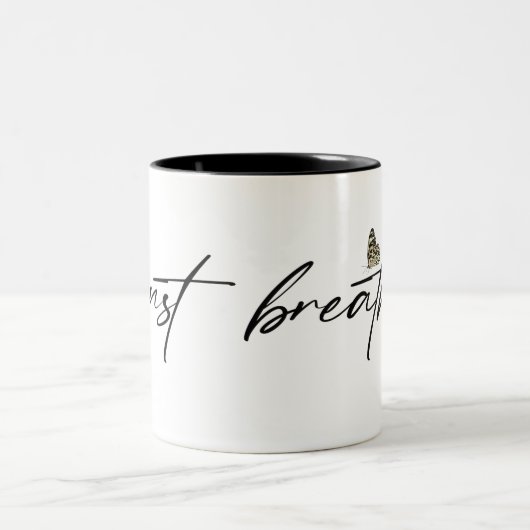Schwarzer "einfach atmen" Textschmetterling Zweifarbige Tasse (Mittel)