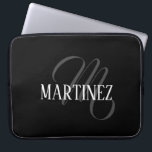Schwarzer eleganter Personalisierter Nachname | Na Laptopschutzhülle<br><div class="desc">Schwarz Eleganter Personalisierter Name. Sie können Ihren Namen,  den Namen eines geliebten Menschen oder eine spezielle Nachricht hinzufügen. Ob es ein herzliches Geschenk für jemanden ist,  der Ihnen lieb ist oder eine persönliche Leckerei,  die Wahl liegt bei Ihnen.</div>