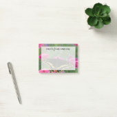 Schwarzer Frack-Schmetterling auf dunkler rosa Post-it Klebezettel (Büro)