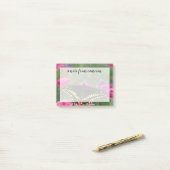 Schwarzer Frack-Schmetterling auf dunkler rosa Post-it Klebezettel (Auf Schreibtisch)