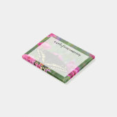 Schwarzer Frack-Schmetterling auf dunkler rosa Post-it Klebezettel (angewinkelt)