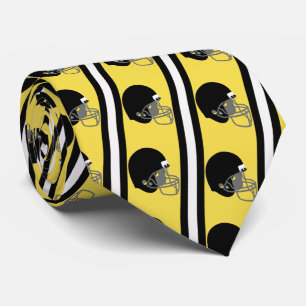 Schwarzer Fußballhelm auf Yellow Gold Necktie Krawatte