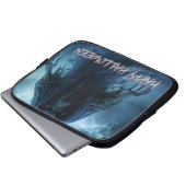 Schwarzer Geist in einer hellischen Landschaft - H Laptopschutzhülle (Vorne Knopf)