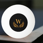 Schwarzer Gelbfalke Tischtennisball<br><div class="desc">Ein eleganter schwarzer Hintergrund. Personalisieren und fügen Sie Ihre Familie monogramm initial. Dekoriert mit einem goldenen klassischen Kranz der Imitate. Goldener Text.</div>