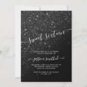 Schwarzer Glitzer elegante Typografie Sweet 16 Einladung (Vorderseite)