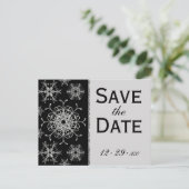 Schwarzer Glitzer Schneeflocken Save the Date Post Ankündigungspostkarte (Stehend Vorderseite)