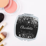 Schwarzer Glitzer Taschenspiegel<br><div class="desc">Ein schicker schwarzer Hintergrund. Dekoriert mit Imitaten silberner Glitzer Staub. Personalisieren Sie Ihren Namen und fügen Sie ihn hinzu. Der Name wird mit einem handgeschriebenen Stilskript geschrieben.</div>