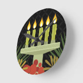 Schwarzer glücklicher Kwanzaa Runde Wanduhr (Winkel)