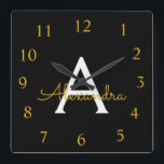 Schwarzer Gold-Script-Monogramm-Mädchenname Quadratische Wanduhr<br><div class="desc">Monogram Name Clock mit Gold und Schwarz Script. Das macht den perfekten süßen 16 Geburtstag,  Hochzeit,  Brautparty,  Jubiläum,  Babydusche oder Junggeselinnen-Abschied Geschenk für jemanden,  der Lieben glamourösen Luxus und schicke Stile.</div>