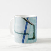 Schwarzer Gurt für das blaue Schwimmbad Kaffeetasse (Vorderseite Links)