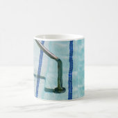Schwarzer Gurt für das blaue Schwimmbad Kaffeetasse (Mittel)