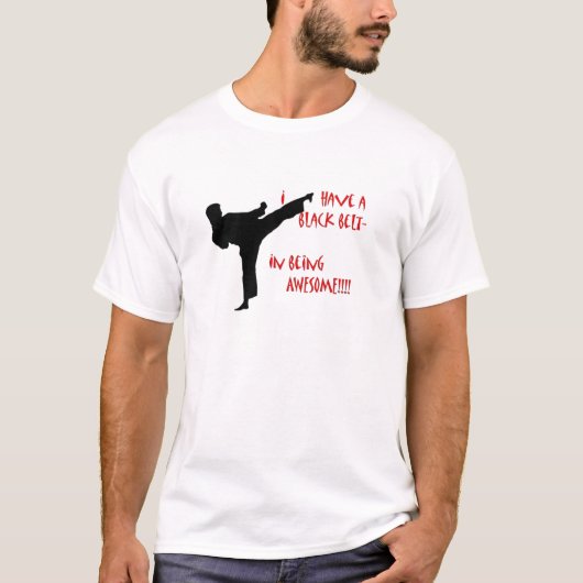 Schwarzer Gurt in fantastischem T-Shirt (Vorderseite)