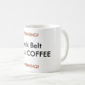 Schwarzer Gürtel benötigt den KAFFEE und WARNT! , Kaffeetasse (VorderseiteRechts)