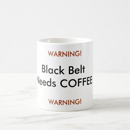 Schwarzer Gürtel benötigt den KAFFEE und WARNT! , Kaffeetasse (Mittel)