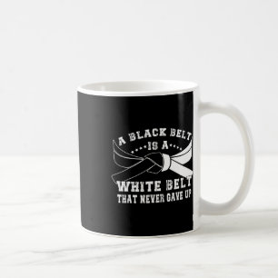 Schwarzer Gürtel und weißer Gürtel verzichten niem Kaffeetasse