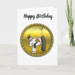 Schwarzer Gürtelkarate-Mann, der eine schwarze Tra Karte