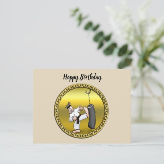 Schwarzer Gürtelkarate-Mann, der eine schwarze Tra Postkarte (Stehend Vorderseite)