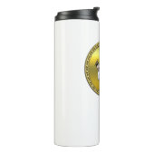 Schwarzer Gürtelkarate-Mann, der eine schwarze Tra Thermosbecher (Nach links gedreht)