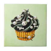 Schwarzer Halloween Cupcake mit kleinen Schädel Fliese (Vorderseite)