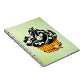 Schwarzer Halloween-kleiner Kuchen mit den kleinen Notizblock (Rechte Seite)