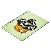 Schwarzer Halloween-kleiner Kuchen mit den kleinen Notizblock (Linke Seite)