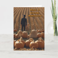 Schwarzer Halloween Mann auf einem Maisfeld