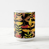 Schwarzer Hintergrund der Herbstleaves und Berries Kaffeetasse (Mittel)