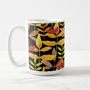Schwarzer Hintergrund der Herbstleaves und Berries Kaffeetasse