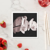 Schwarzer Hintergrund der weißen Orchideen-Blume A Serviette (Beispiel)