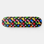 Schwarzer Hintergrund farbenfrohe Polka Punkte Skateboard (Horizontal)