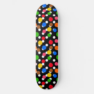 Schwarzer Hintergrund farbenfrohe Polka Punkte Skateboard