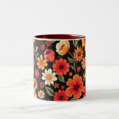 Schwarzer Hintergrund mit Blume Zweifarbige Tasse (Mittel)